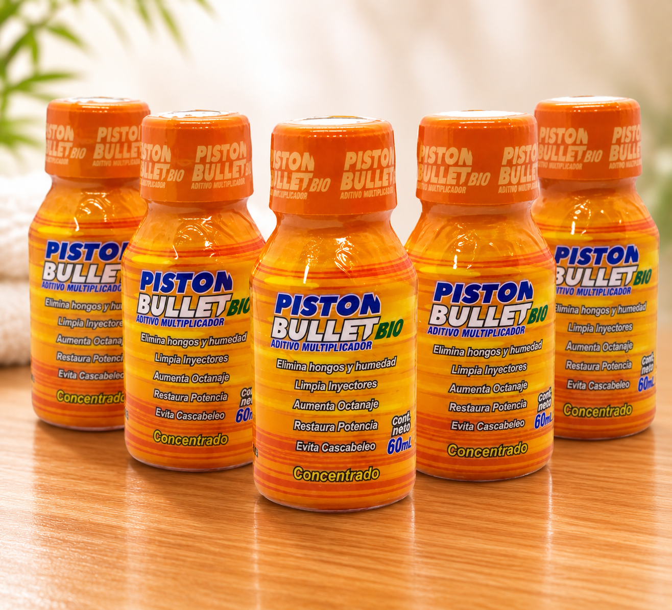 Cinco botellas Piston Bullet Bio sobre superficie de madera